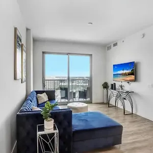  Apartment Urban Chic 1br Downtown Pool & Balcony Views United States